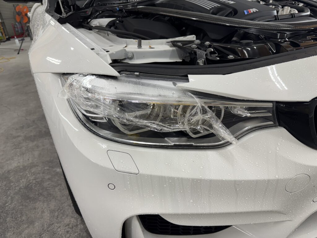 BMW M4のヘッドライトに施工されたクリアプロテクションフィルムの貼り替え前