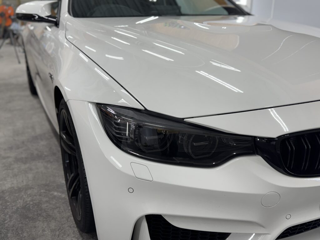 ブラックブラウンのスモークプロテクションフィルムを施工したBMW M4の右ヘッドライト