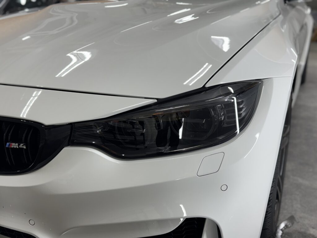 ダイヤモンドスウェル・ブラックブラウンでスモーク化したBMW M4の左ヘッドライト