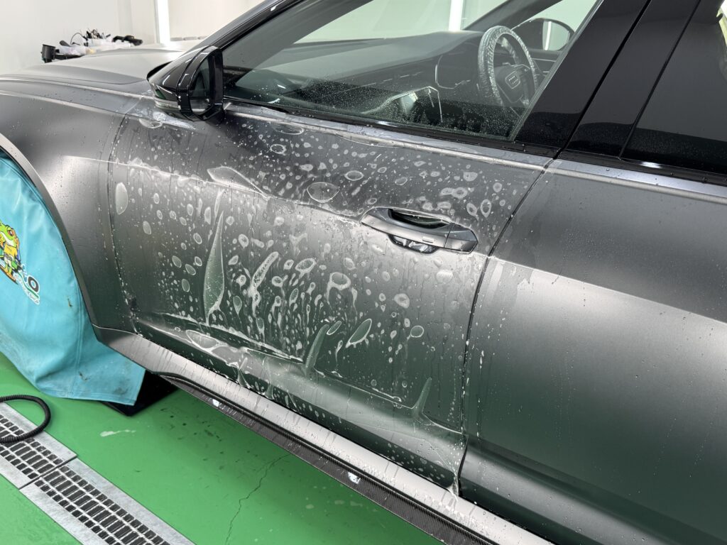 アウディ RS6 フロントドアへプロテクションフィルムを施工する様子