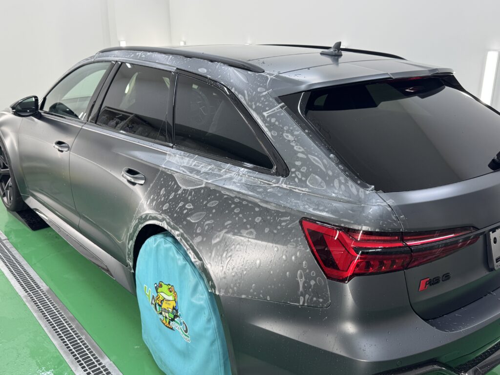 アウディ RS6 リアフェンダーへプロテクションフィルムを施工する様子