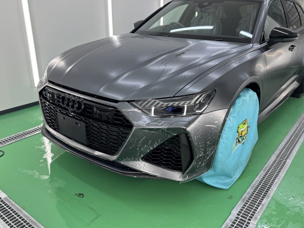 アウディ RS6 フロントバンパーへプロテクションフィルムを施工する様子