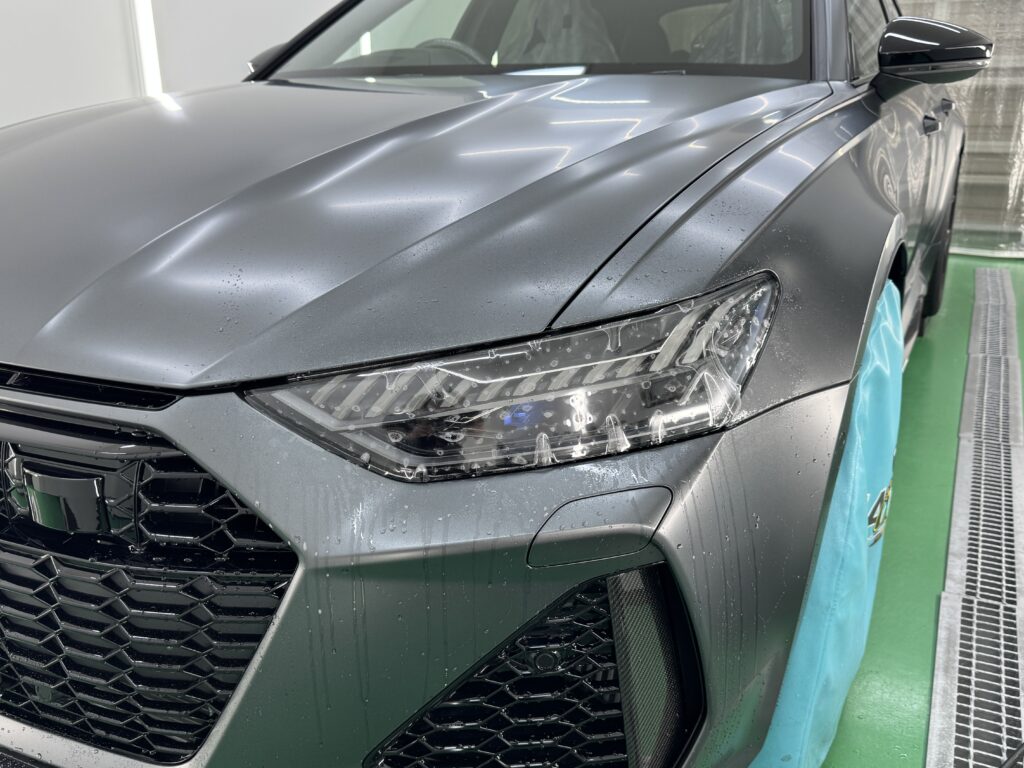 アウディ RS6 ヘッドライトへプロテクションフィルムを施工する様子