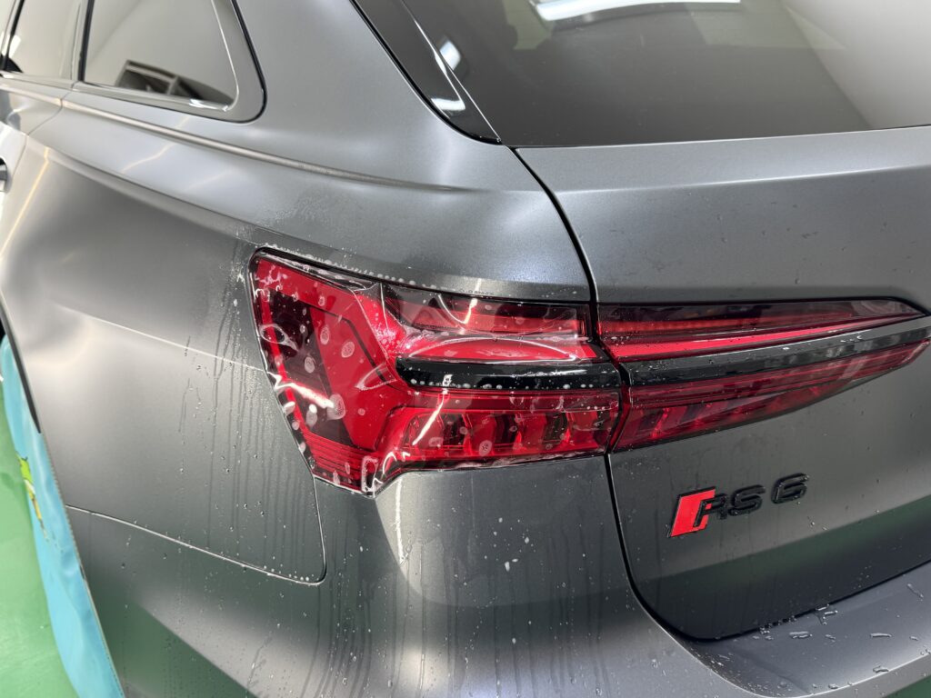 アウディ RS6 テールランプへプロテクションフィルムを施工する様子