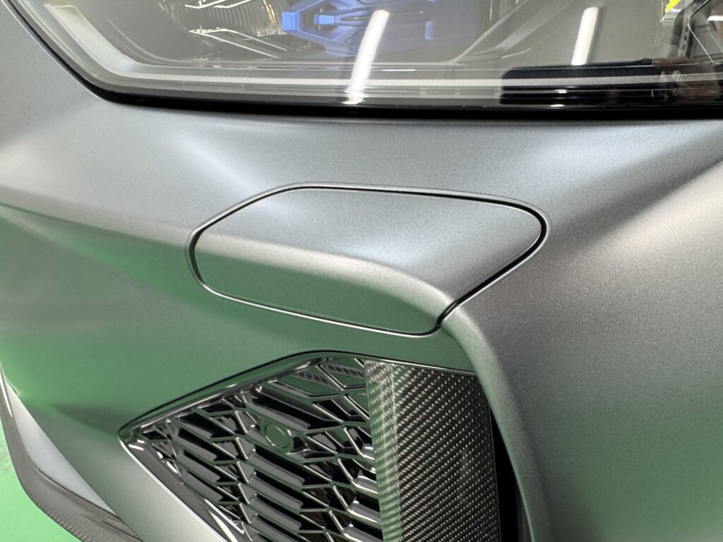 アウディ RS6 フロントバンパーへフルプロテクションフィルムを施工した仕上がり