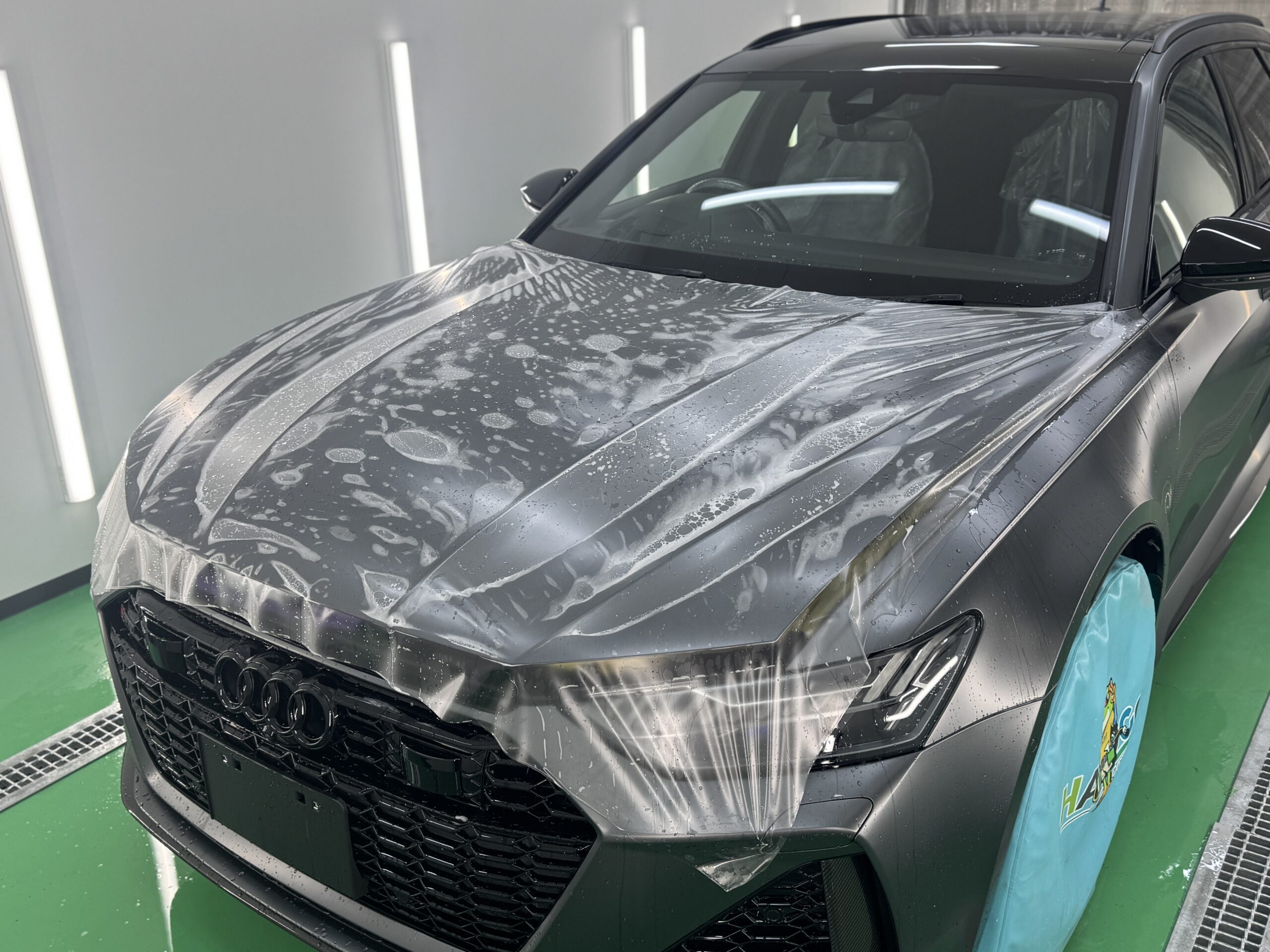 アウディ RS6 ボンネットへプロテクションフィルムを施工中の様子
