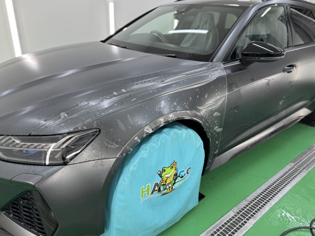 アウディ RS6 フロントフェンダーへプロテクションフィルムを施工する様子