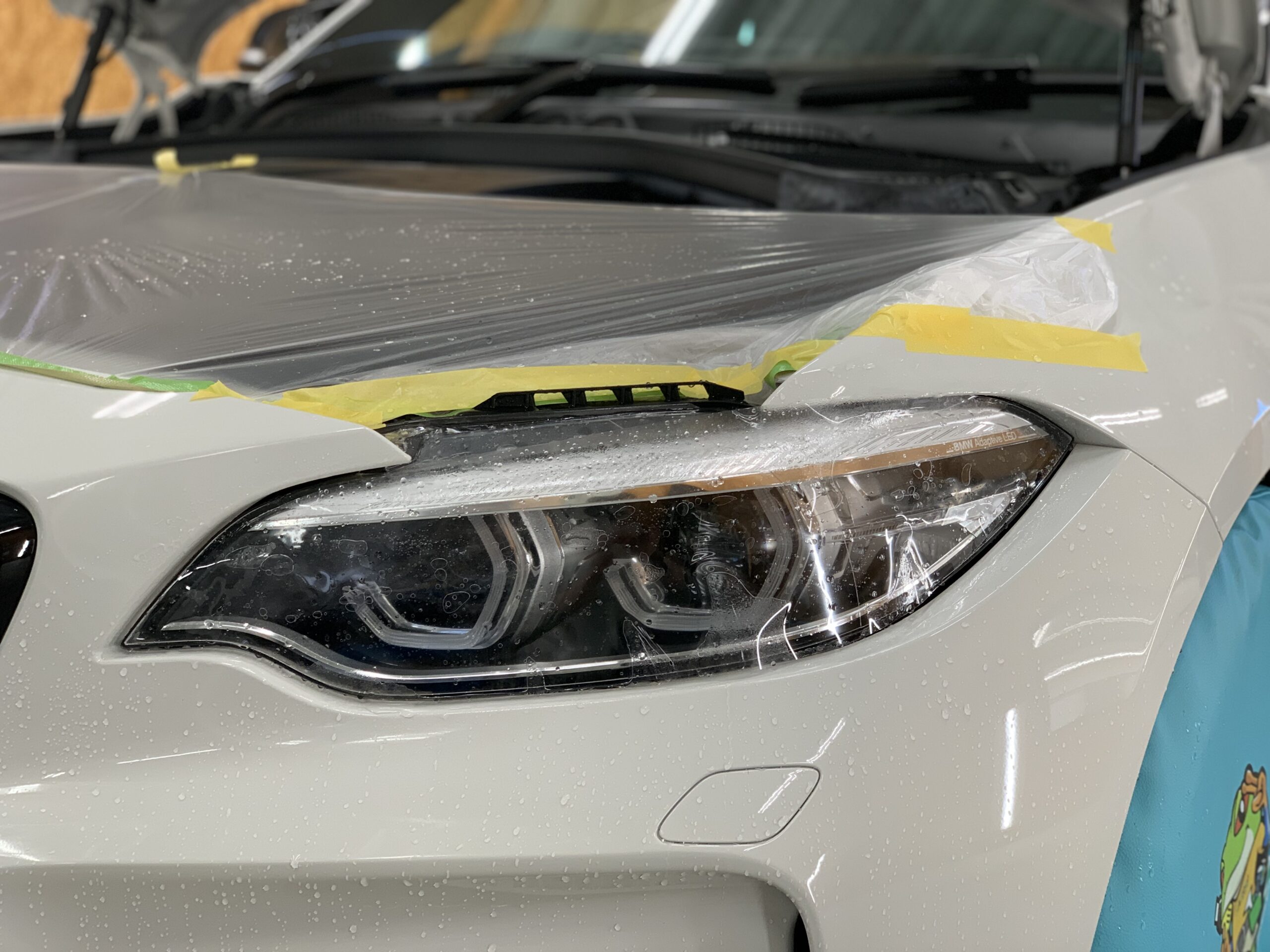 BMW M2 F87 ヘッドライトプロテクションフィルム施工中