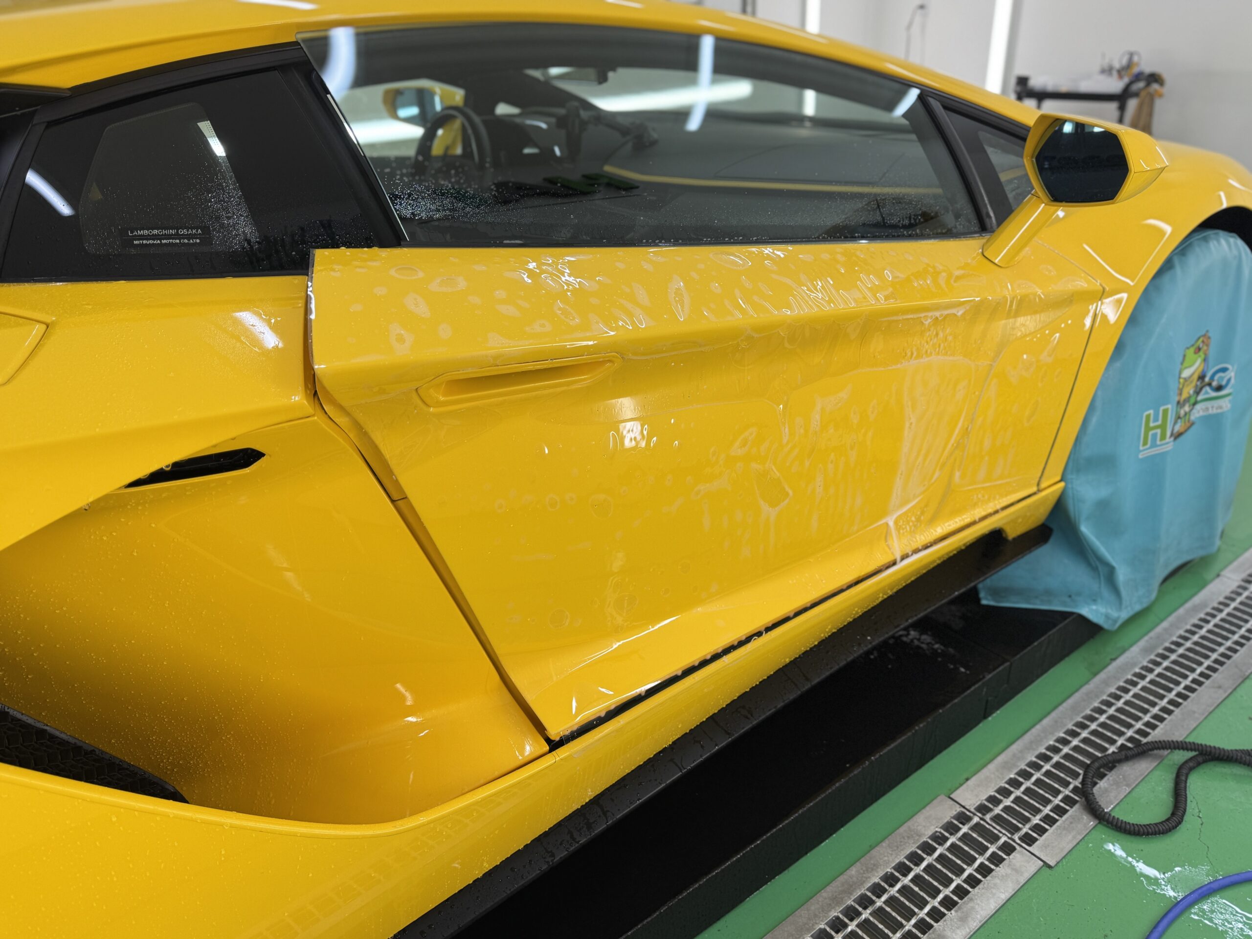 ランボルギーニ アヴェンタドールS ドアのプロテクションフィルム施工中