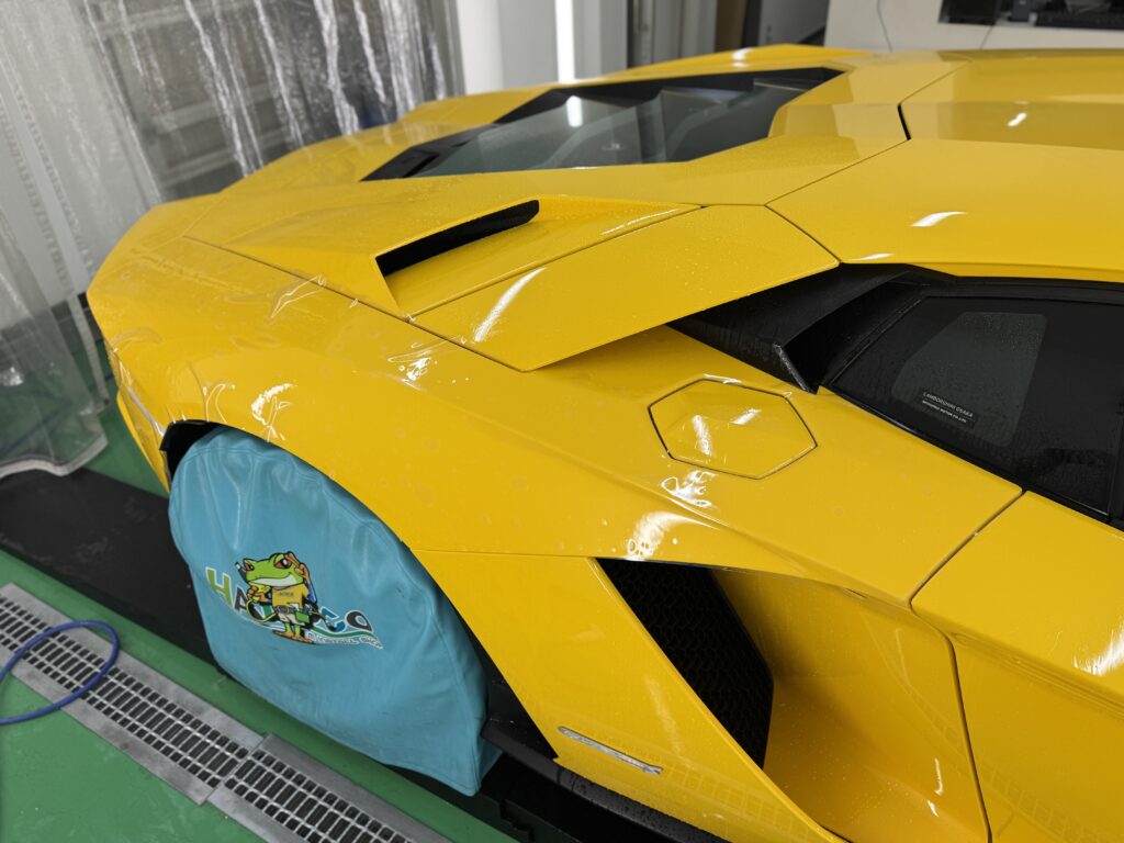 ランボルギーニ アヴェンタドールS リアフェンダーのプロテクションフィルム施工中