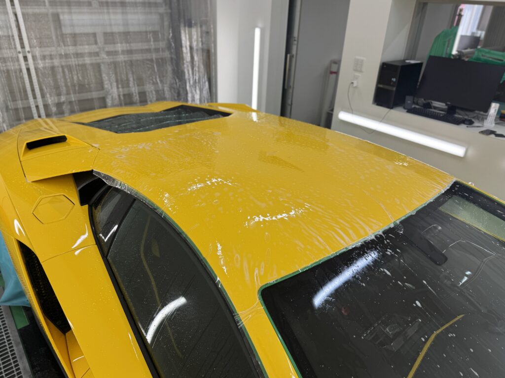 ランボルギーニ アヴェンタドールS ルーフのプロテクションフィルム施工中