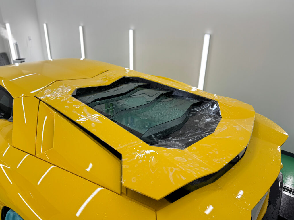 ランボルギーニ アヴェンタドールS エンジンフード周辺のプロテクションフィルム施工中