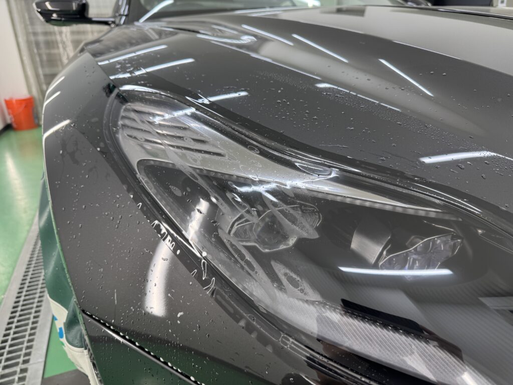 アストンマーティン DB11 ヘッドライトPPFのスキージング作業