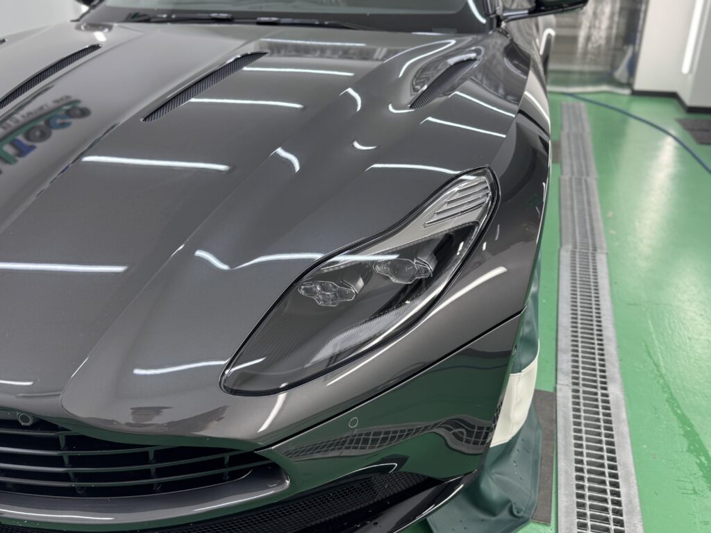 スモークヘッドライトプロテクション施工後のアストンマーティン DB11