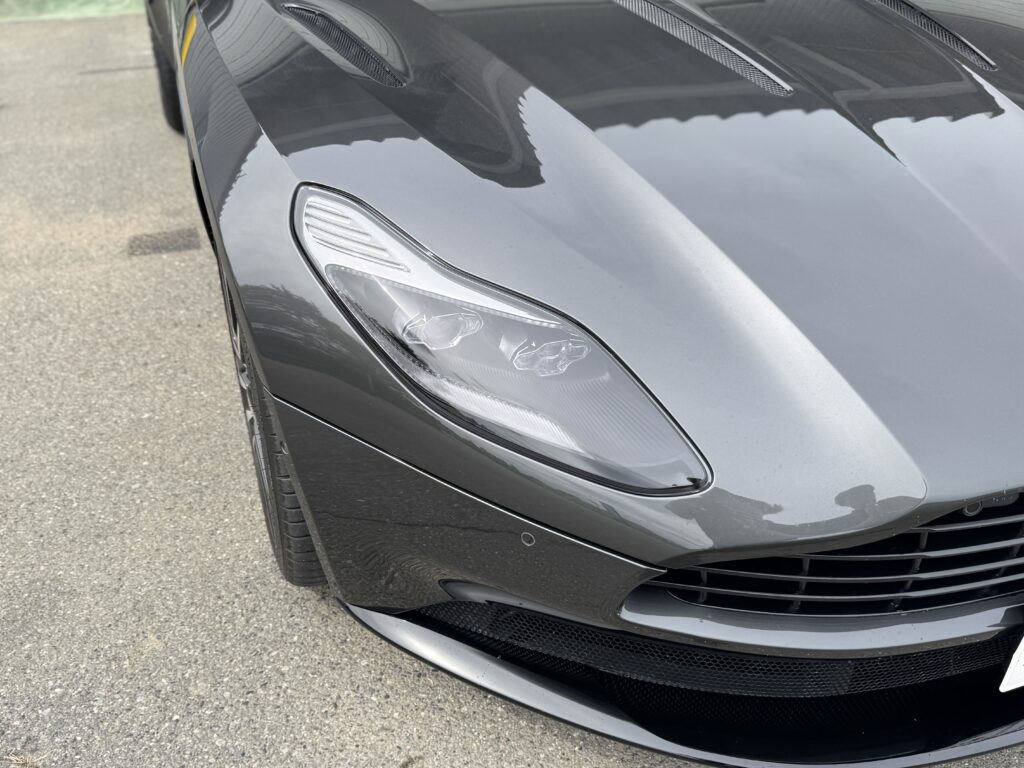 DIAMOND SWELL BLACK GRAY施工後のDB11ヘッドライト