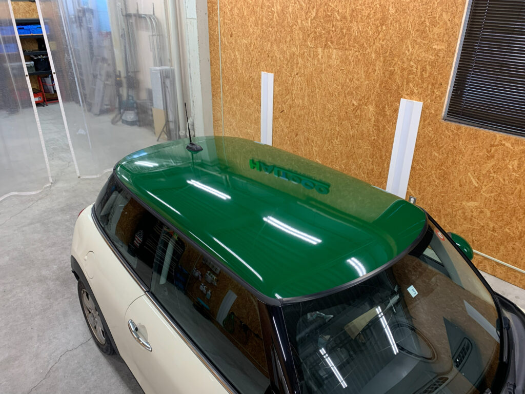 Avery Dennison SW900グロスダークグリーンでラッピングしたMINI クーパーのルーフ