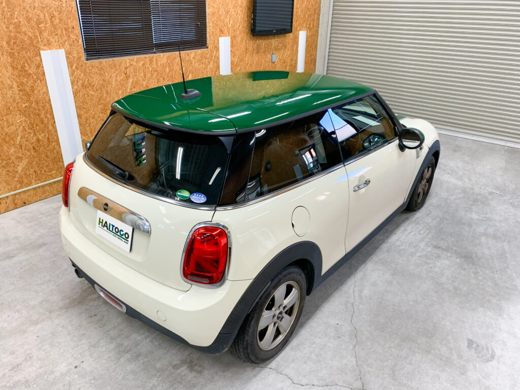 グロスダークグリーンのルーフラッピングが完成したMINI クーパーのリアビュー