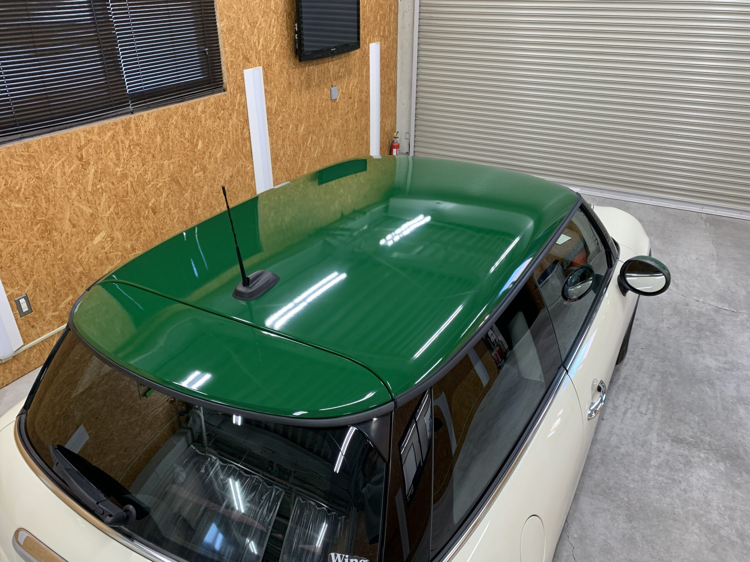 MINI クーパーのグロスダークグリーンルーフラッピング施工完成