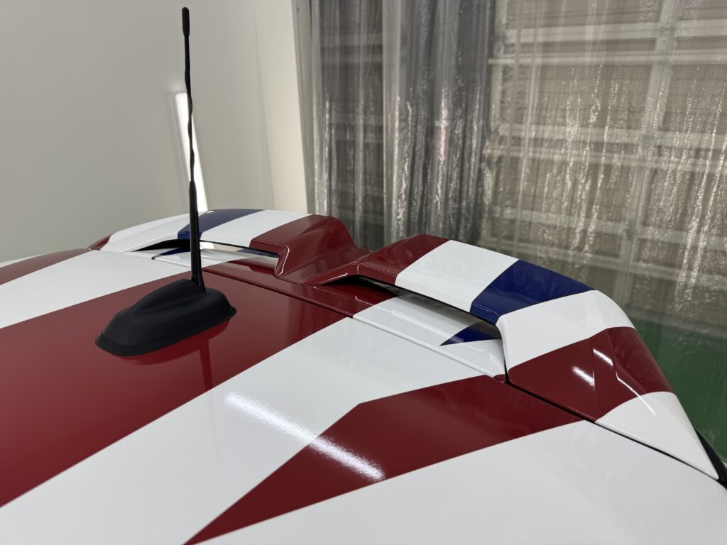 MINI F66 JCWのルーフ後端とリアスポイラーまで柄を合わせたCABANAユニオンジャックルーフラッピング