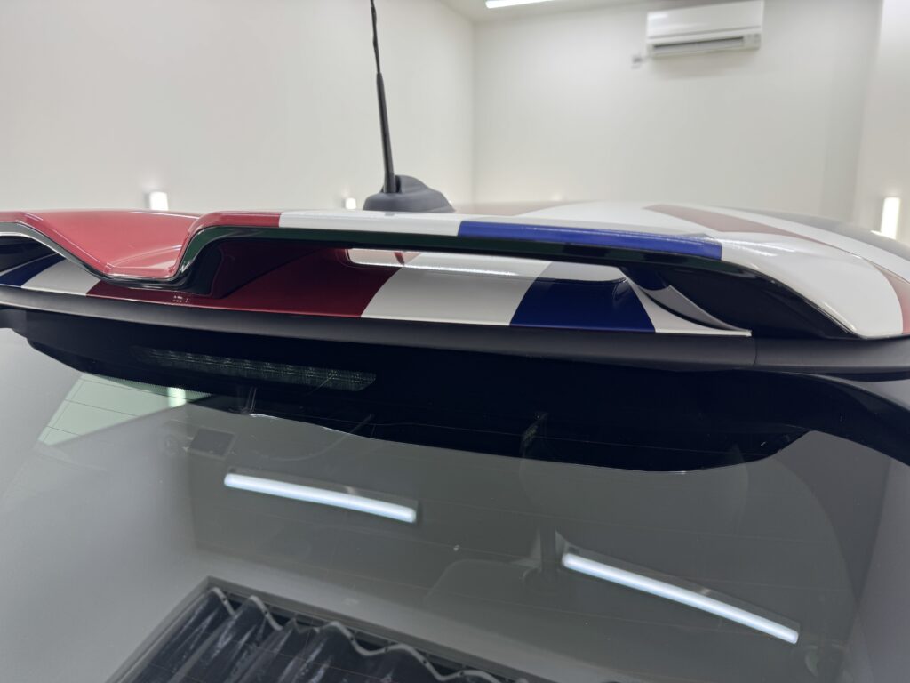 MINI F66 JCWのリアスポイラーに施工したCABANAユニオンジャック柄ラッピングの仕上がり
