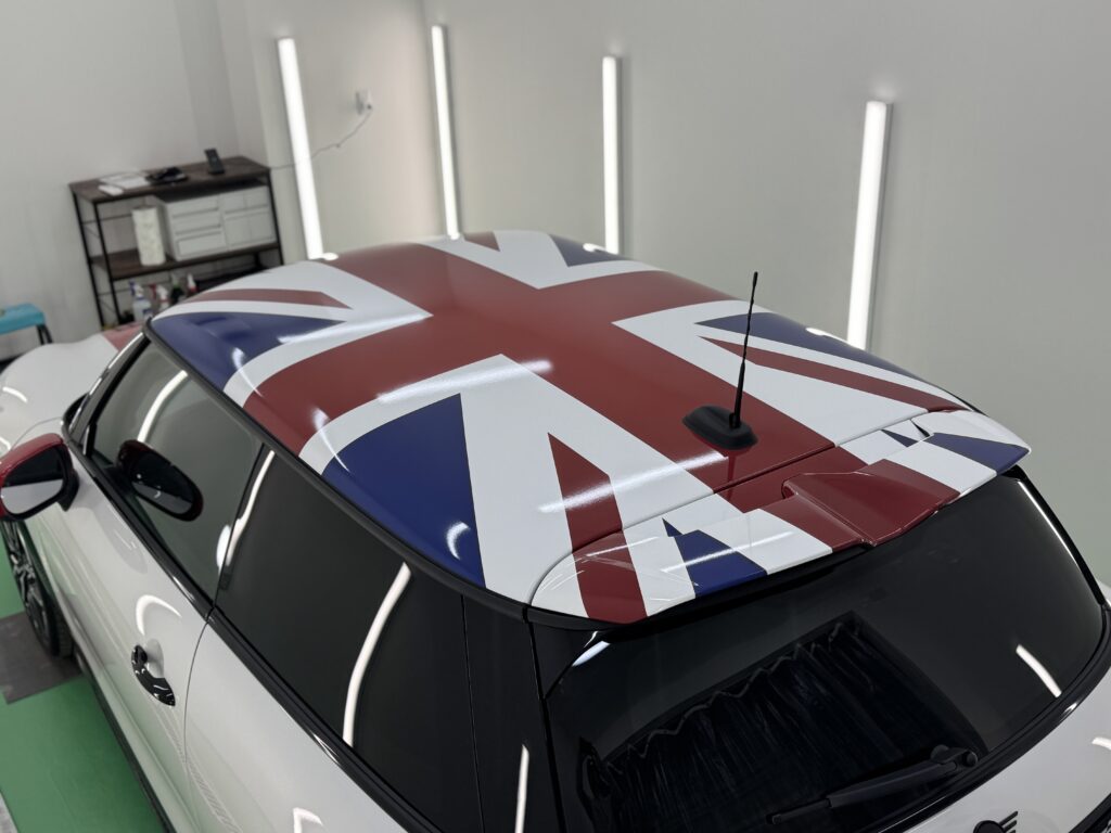 MINI JOHN COOPER WORKS(F66)のルーフとリアスポイラーを彩るCABANAユニオンジャックルーフラッピング