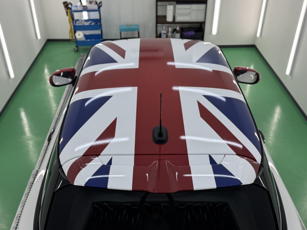上から見たMINI F66 JCWのCABANAユニオンジャックルーフラッピングとリアスポイラーの完成状態