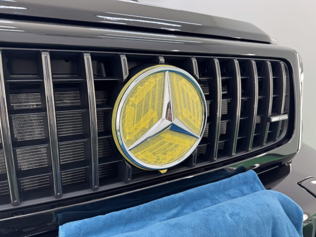 Mercedes-AMG G63 ベンツマーク ブラックアウトラッピング施工前のマスキング