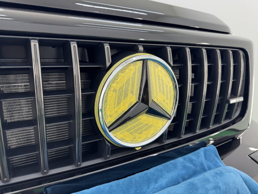 Mercedes-AMG G63 ベンツマーク スリーポインテッドスター ラッピング施工中