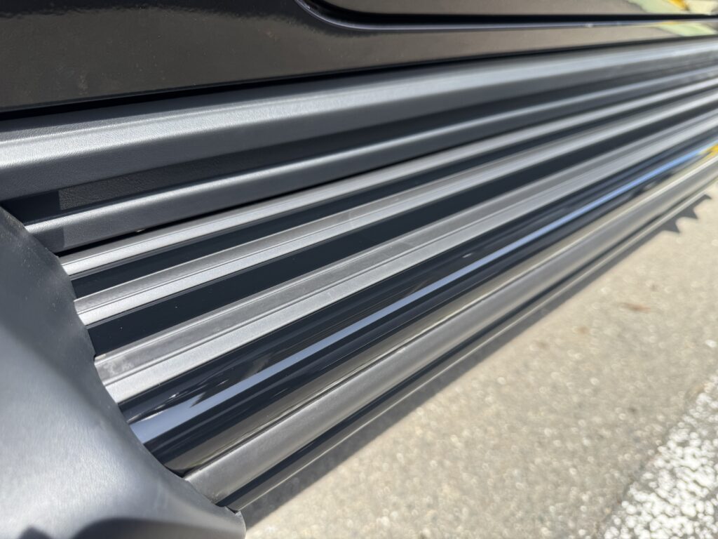 グロスブラックのカラーPPFでブラックアウトしたMercedes-AMG G63サイドステップの完成アップ写真