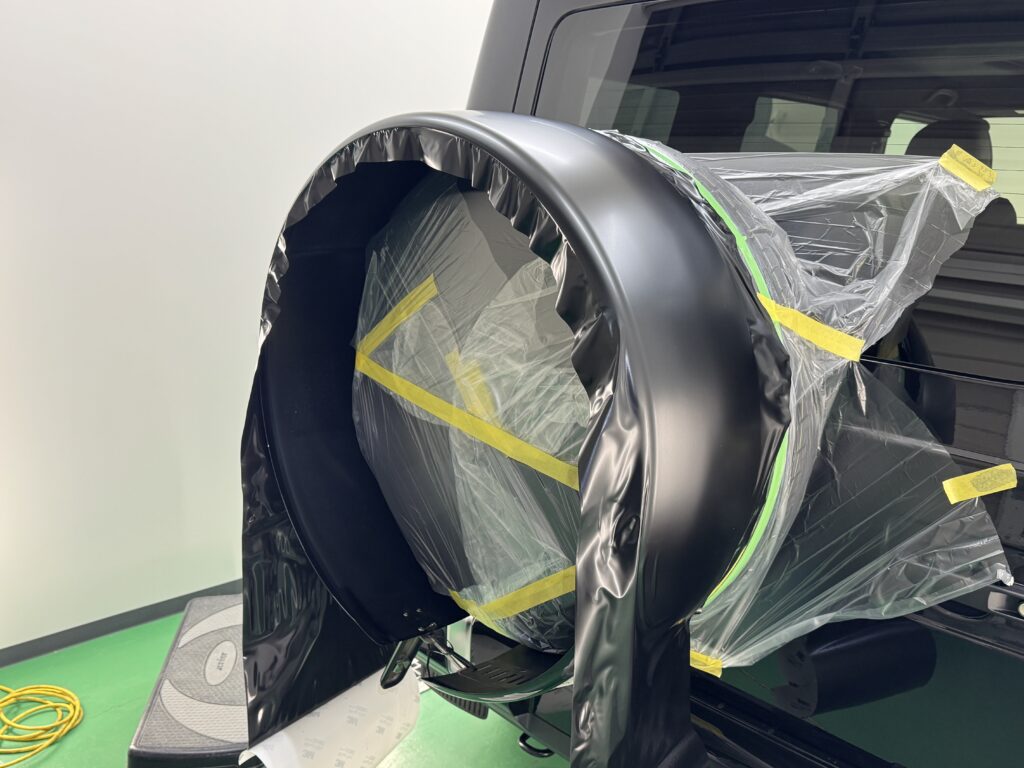 Mercedes-Benz G450d スペアタイヤカバー 3Mサテンブラック施工中