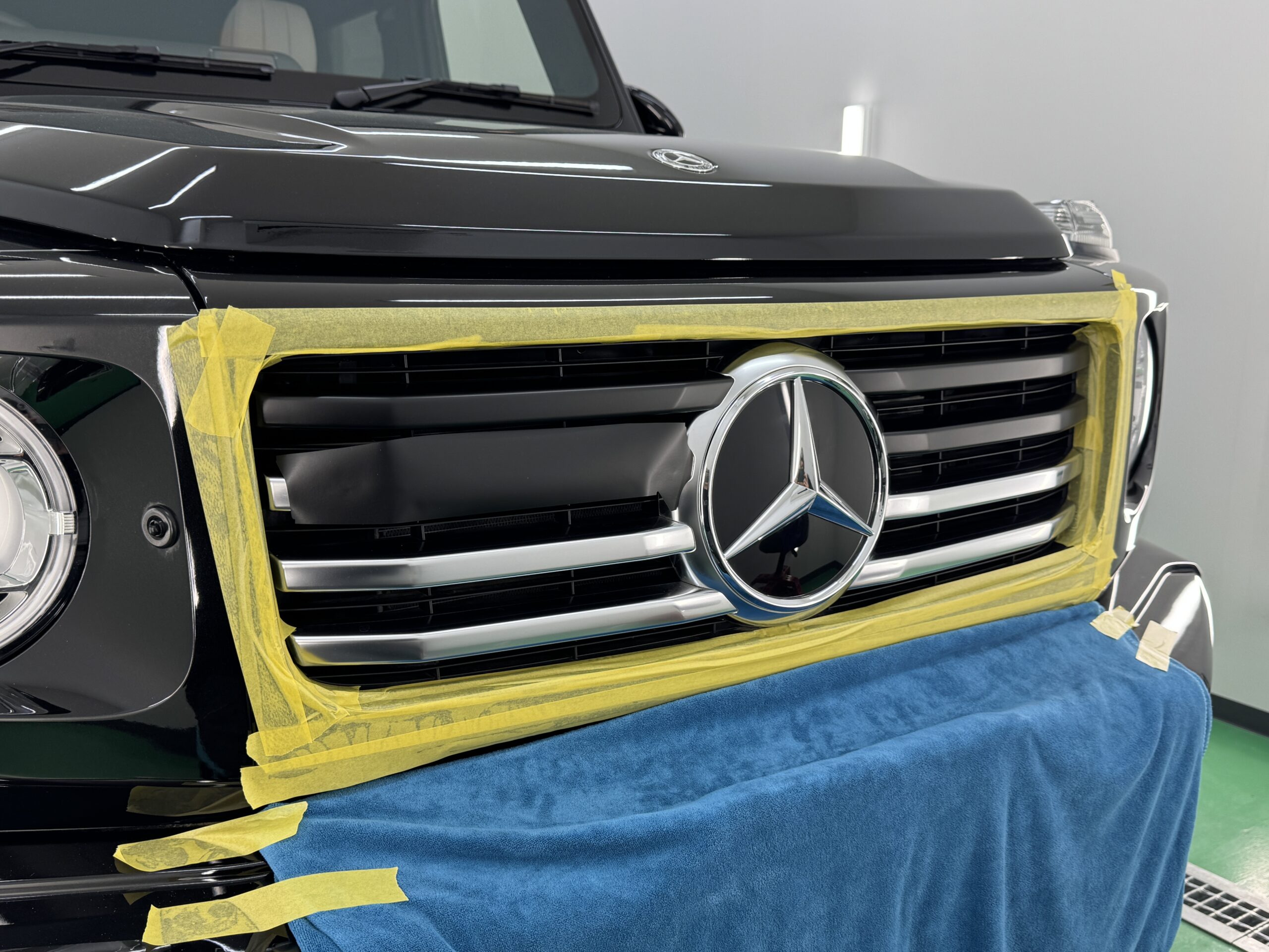 Mercedes-Benz G450d フロントグリル ブラックアウトラッピング施工中