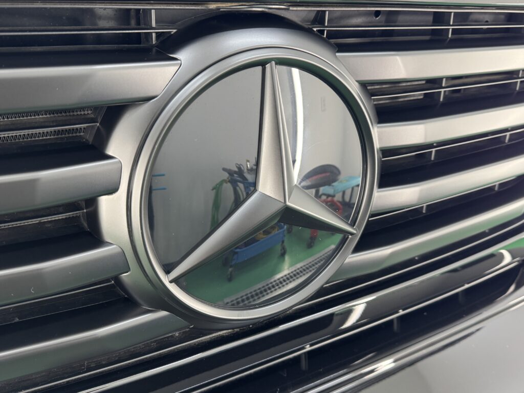 Mercedes-Benz G450d フロントベンツエンブレム周辺 ブラックアウト完成
