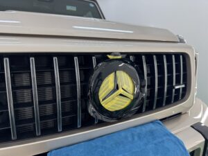 Gクラス フロントベンツマーク 外周リングラッピング施工中