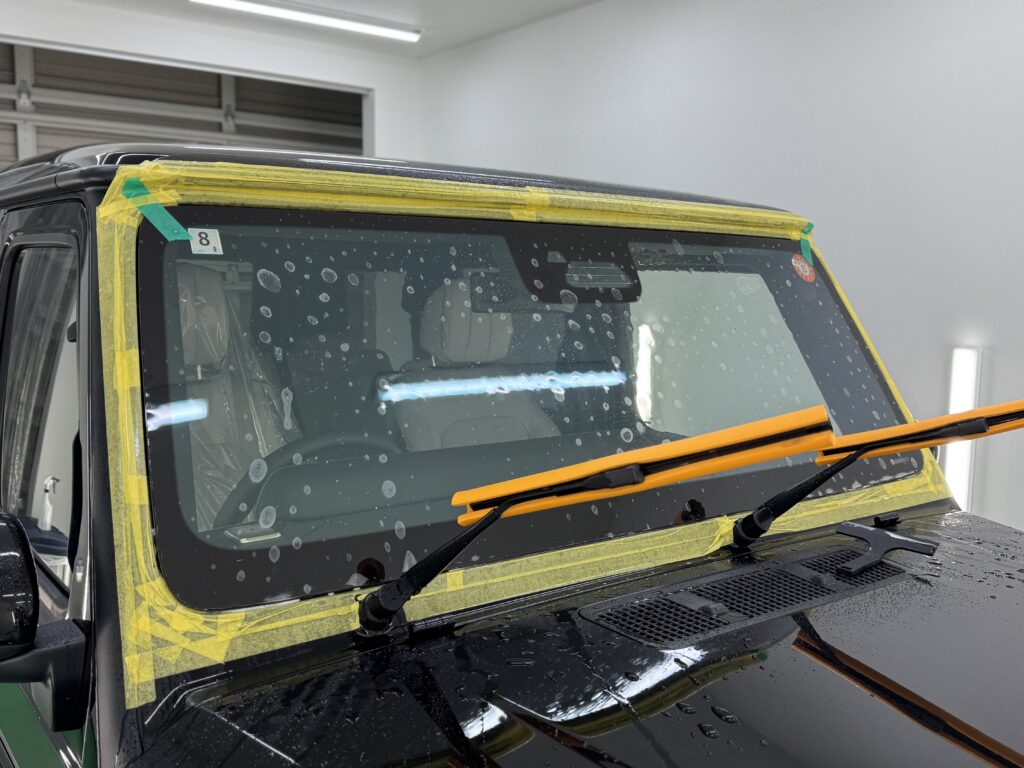 Mercedes-Benz Gクラス フロントガラスプロテクションフィルム施工中