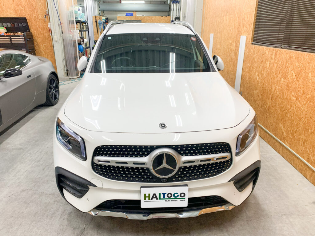 Mercedes-Benz GLB200d ボンネットラッピング施工前のホワイトボンネッ