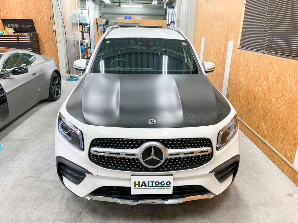 3Mカーボン調フィルムでボンネットラッピングを施工したMercedes-Benz GLB200d正面