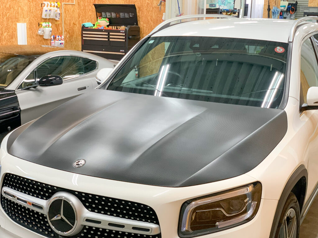 Mercedes-Benz GLB200dのボンネットを3Mカーボン調フィルムでラッピングした完成状態
