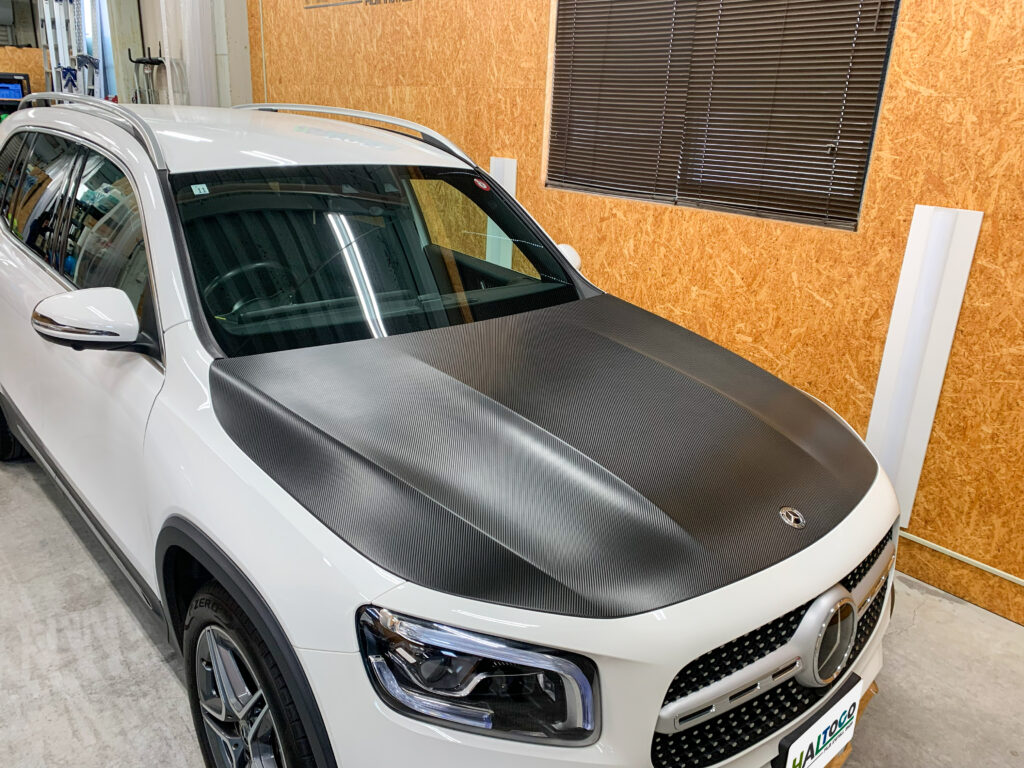 カーボン調ボンネットラッピングが完成したMercedes-Benz GLB200dを斜め上から撮影
