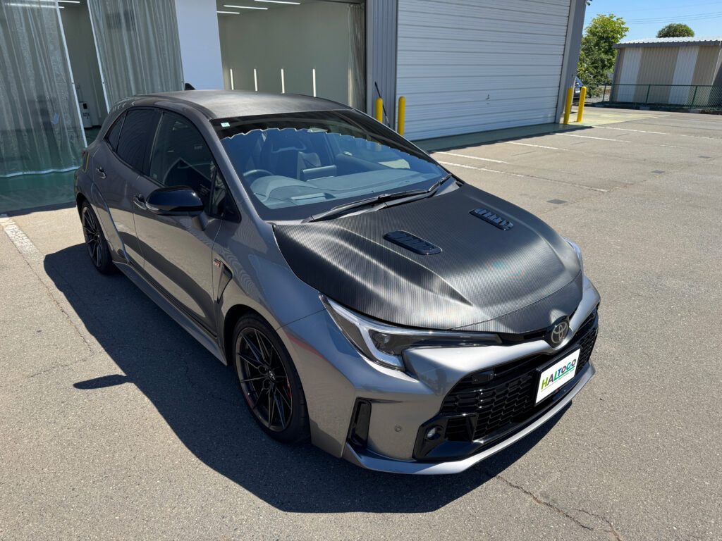 3Mカーボンラッピング施工後のTOYOTA GRカローラ屋外完成写真