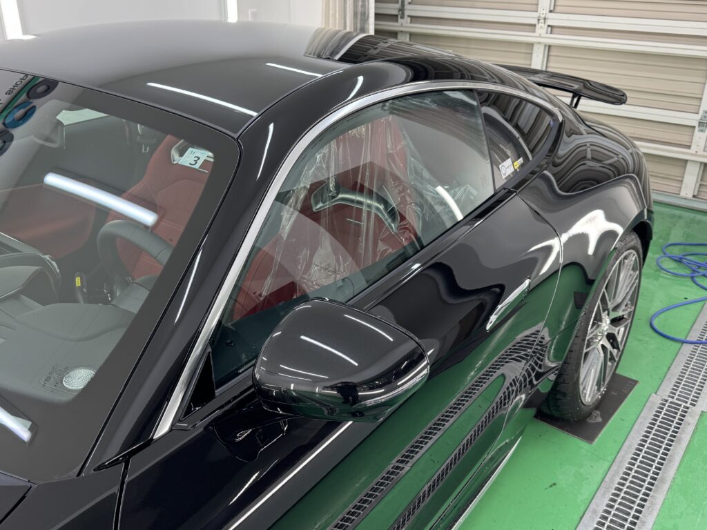 Mercedes-AMG GT43 ブラックアウト前のサイドウインドウモール