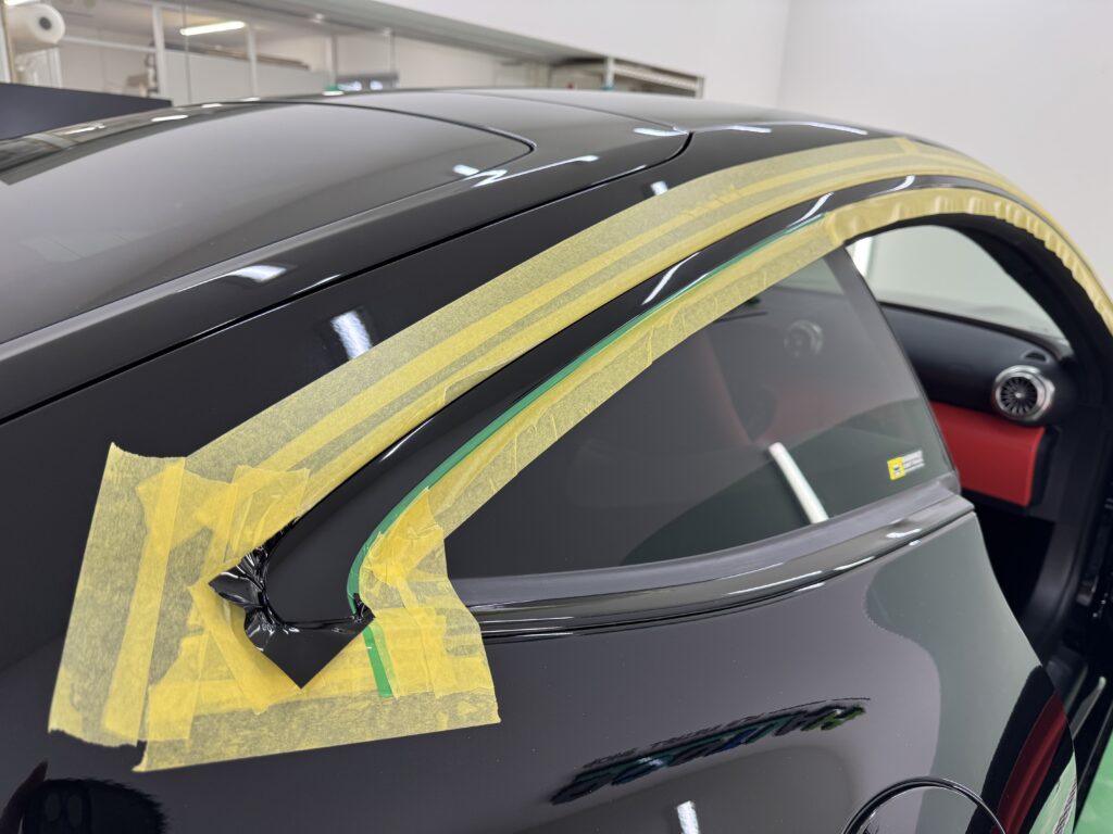 Mercedes-AMG GT43 リアクォーターウインドウモールのラッピング施工中