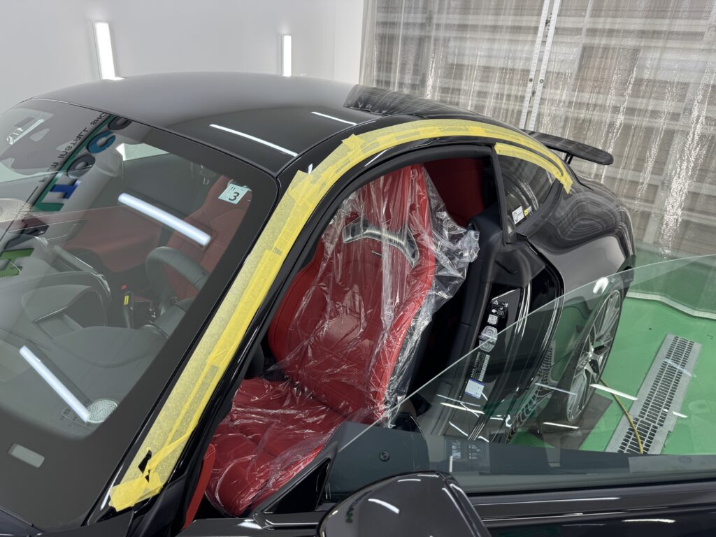 Mercedes-AMG GT43 Aピラー周辺のウインドウモールラッピング施工中