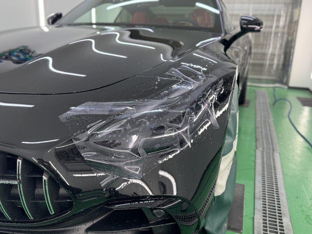 Mercedes-AMG GT43のヘッドライトにBLACK GRAYのスモークPPFを施工中