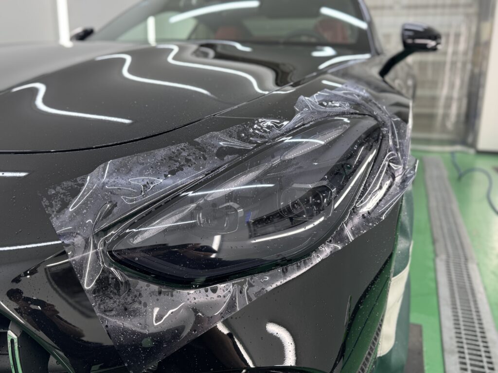 ヘッドライト形状に合わせてスモークPPFを施工するMercedes-AMG GT43