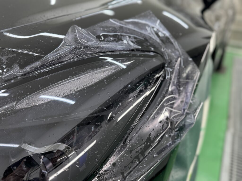Mercedes-AMG GT43のヘッドライト上部へスモークPPFを施工しているアップ