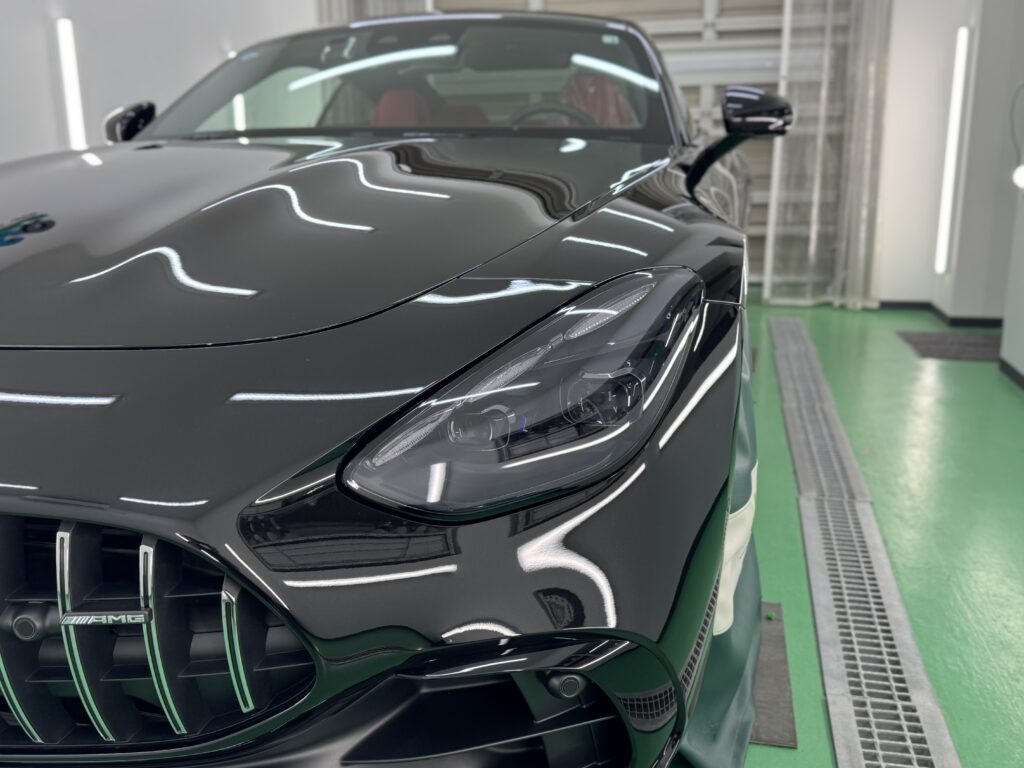 BLACK GRAYのスモークPPF施工後のMercedes-AMG GT43ヘッドライト