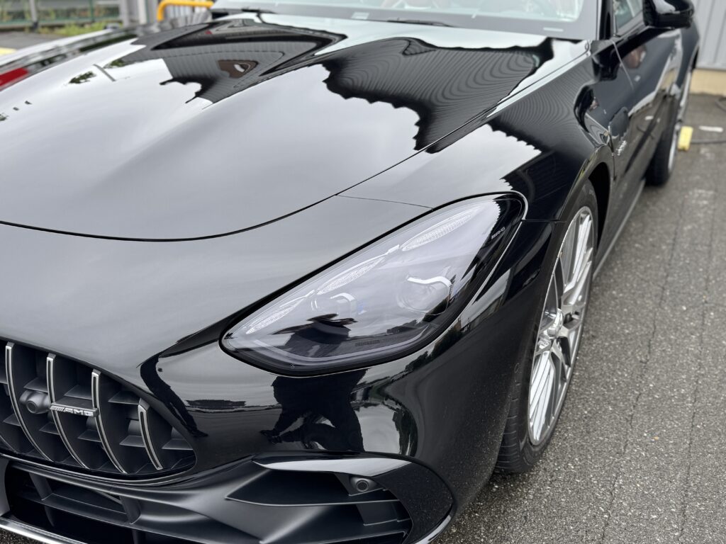 屋外で見たスモークPPF施工後のMercedes-AMG GT43フロント