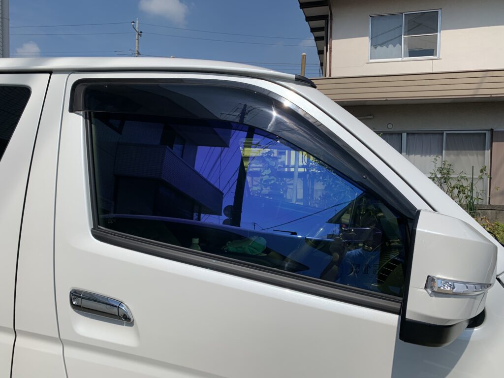 ハイエース運転席ガラスに施工したピュアゴースト IRML89の青系発色