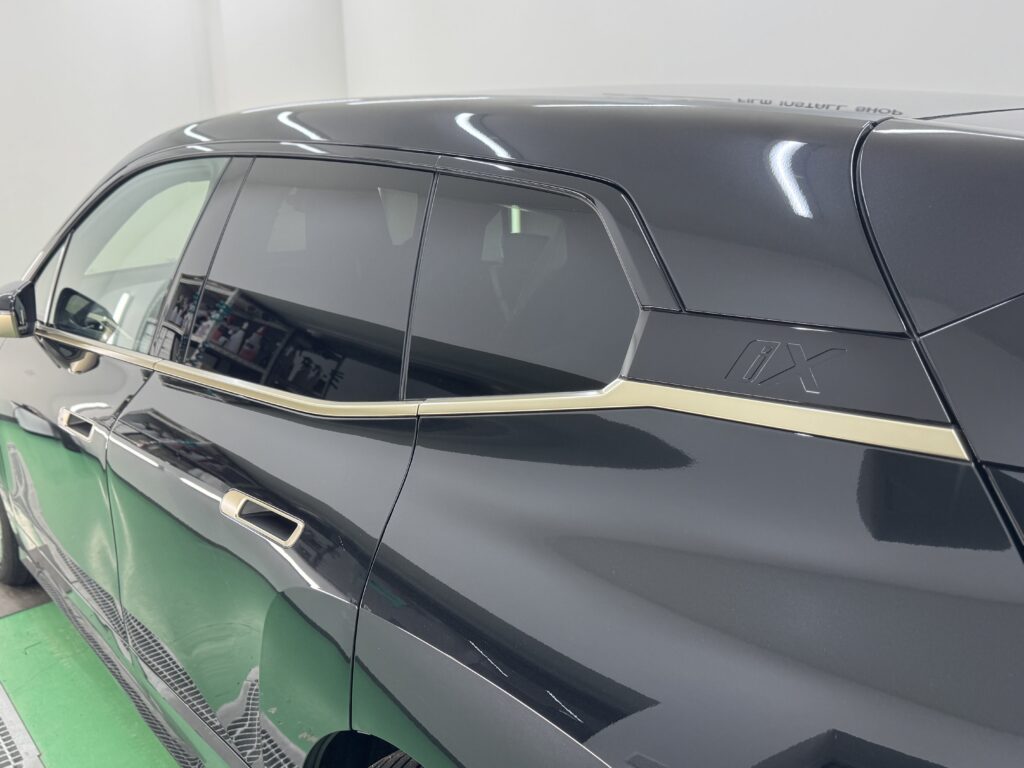 BMW iX施工前 ゴールドのサイドモールとリアクォーターアクセント
