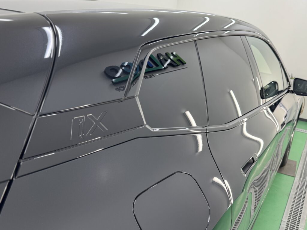 BMW iXブラックアウトラッピング完成後のリアクォーターとウインドウモール